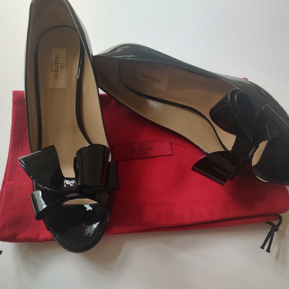 Valentino blk patent peep toe pump size 10m